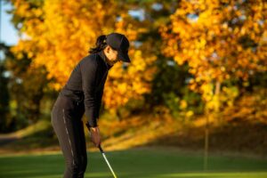 ゴルフレッスンに最適な服装は恋愛にどう影響する？